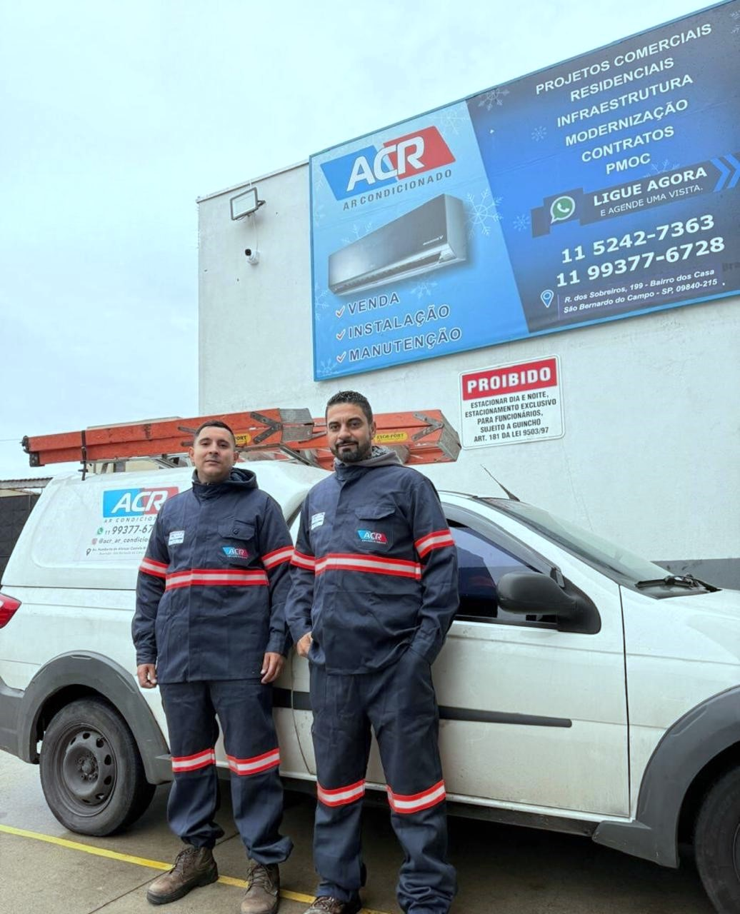 Equipe técnica ACR uniformizada em frente ao veículo da empresa